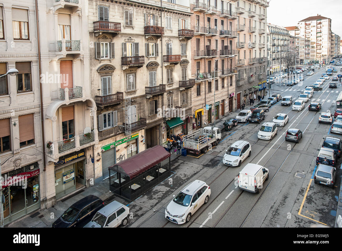 Turin, Italie. 17 Février, 2015. Marche de protestation de taxi à Via Nizza, à Turin, Italie à propos de 700 chauffeurs de taxi en colère ont défilé ce matin à la parade dans le centre-ville pour protester contre l'Uber, multinationale a introduct à travers le monde l'application 'UberPop" (qui se transforme en quelqu'un des taxis avec une voiture et réduit le prix des transports). La protestation s'est ensuite poursuivie dans les rues de la ville, où les chauffeurs de taxi ont marché via Nizza, klaxonne et le ralentissement de la circulation. Credit : Realy Easy Star/Alamy Live News Banque D'Images