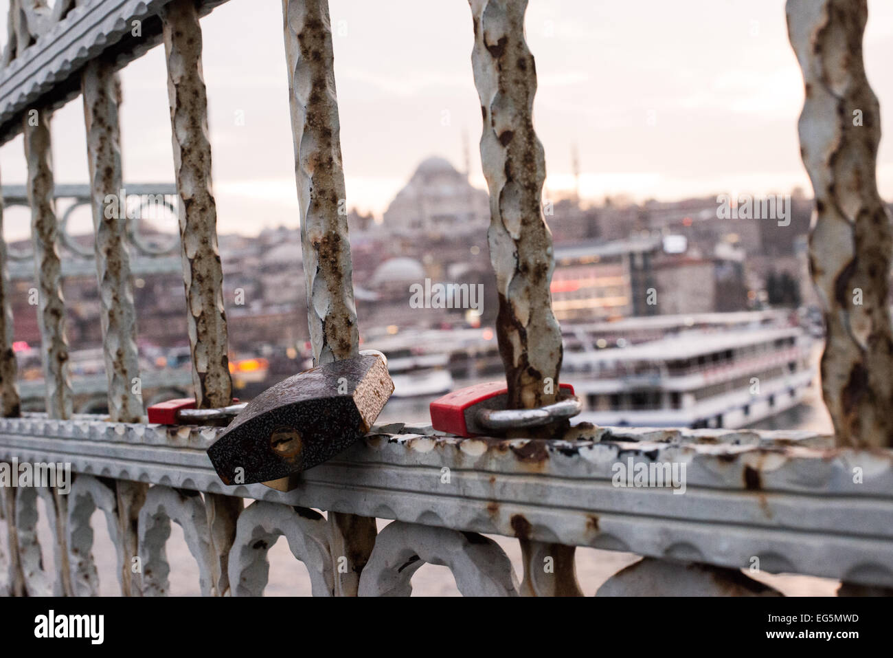 ISTANBUL, Turquie — en tant qu'invité d'amour que de nombreux touristes ont adopté dans le monde entier, des cadenas ont été laissés sur le pont de Galata à Istanbul. Enjambant la Corne d'Or et reliant Eminonu à Karakoy, le pont de Galata est un pont à deux niveaux qui gère la circulation routière, de tram et piétonne au niveau supérieur avec des restaurants et des bars au niveau inférieur. Au loin se trouve la mosquée Suleymaniye. Banque D'Images
