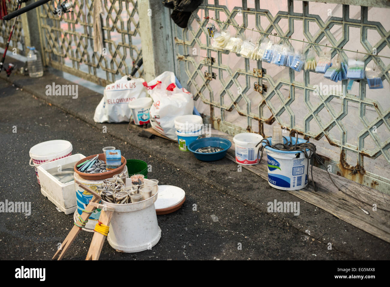Équipement de pêche du pont de Galata Istanbul Turquie // ISTANBUL, Turquie — L'équipement d'Un pêcheur est soigneusement disposé sur un lieu de pêche privilégié sur le pont de Galata, qui enjambe la Corne d'Or reliant Eminonu et Karakoy. Le pont à deux niveaux, construit en 1994, sert à la fois d'artère de transport importante et de lieu de pêche populaire. Les pêcheurs locaux conservent leurs lieux de pêche traditionnels le long du niveau supérieur du pont. Banque D'Images