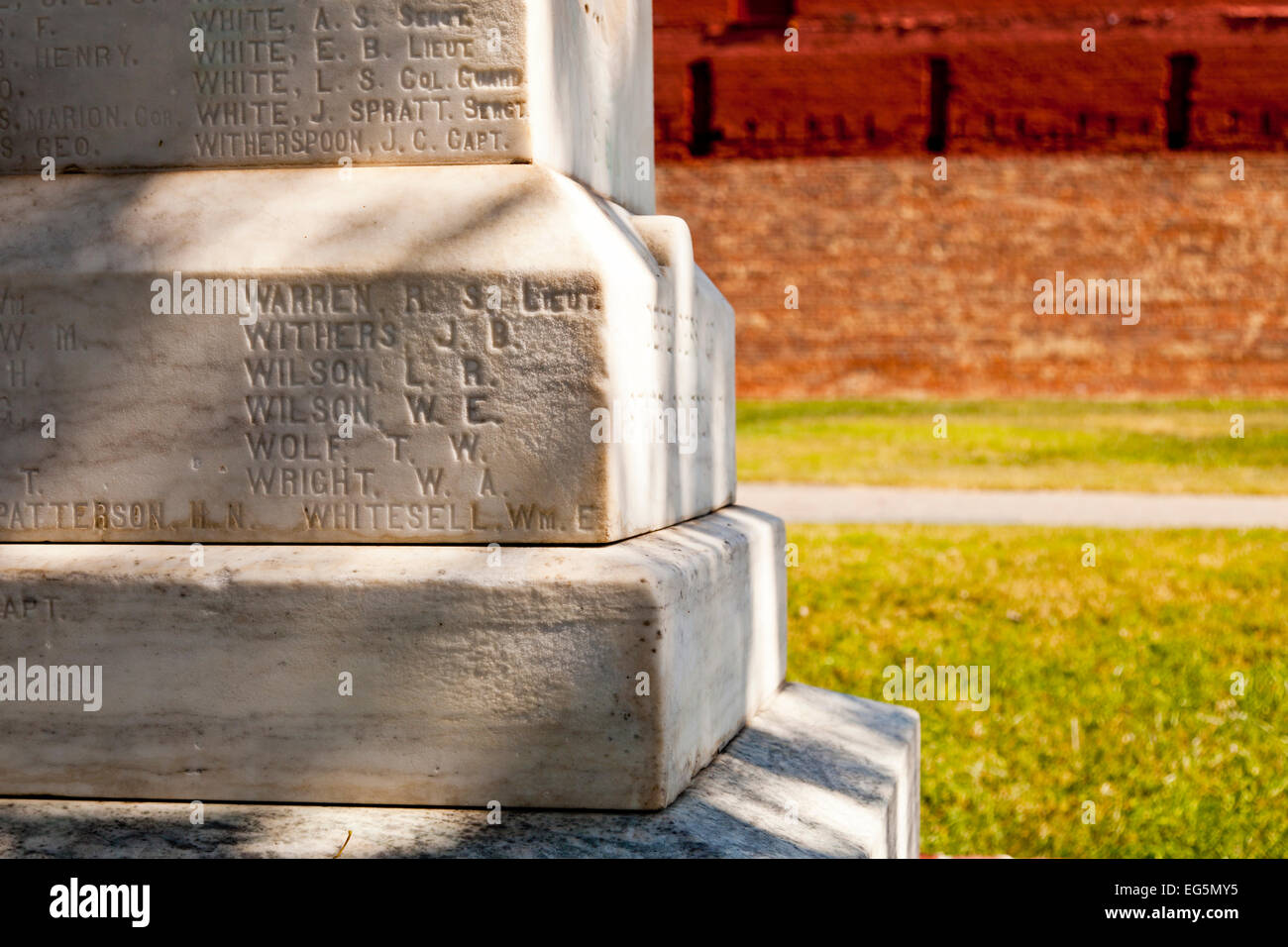 Noms sur un monument dédié à la mémoire des défenseurs de la souveraineté de l'Etat Parc des Confédérés Fort Mill en Caroline du Sud USA Banque D'Images