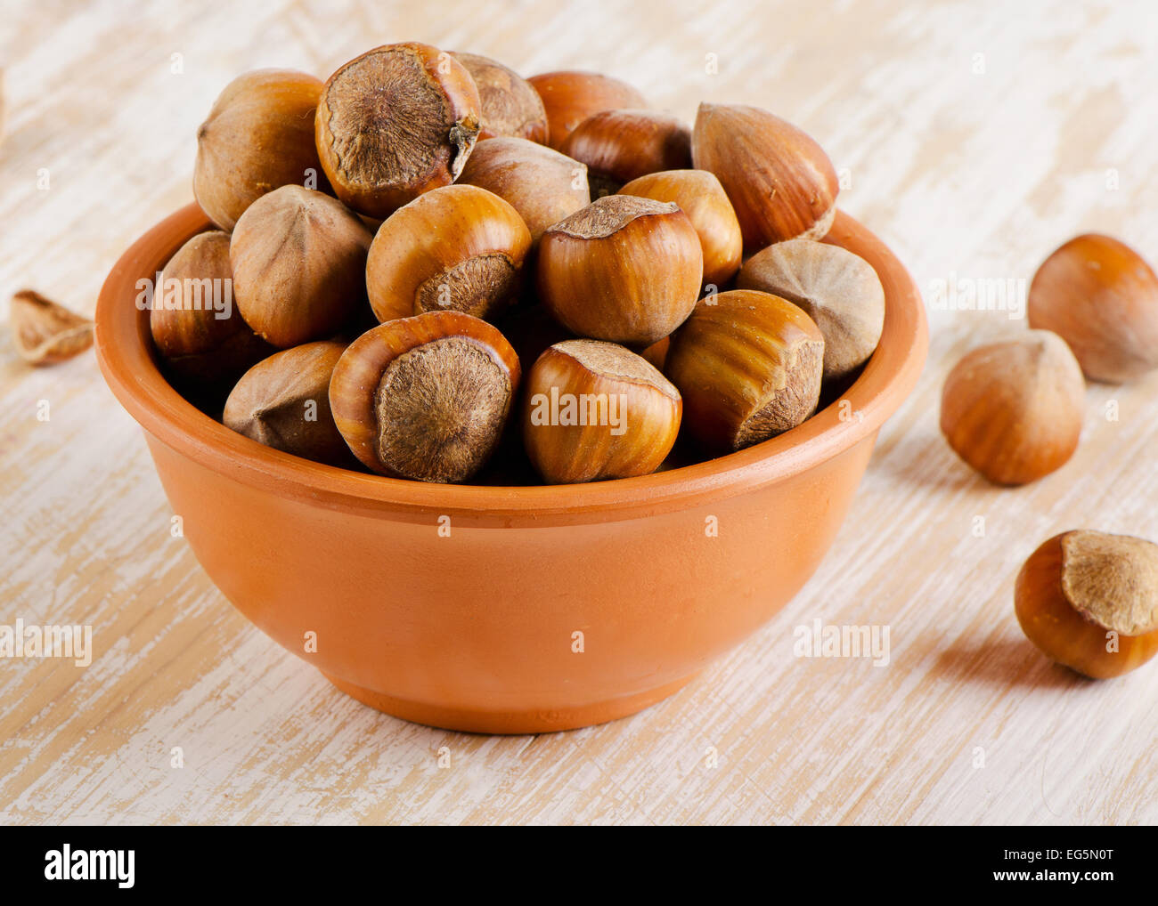 Noisettes sur un fond de bois. Selective focus Banque D'Images