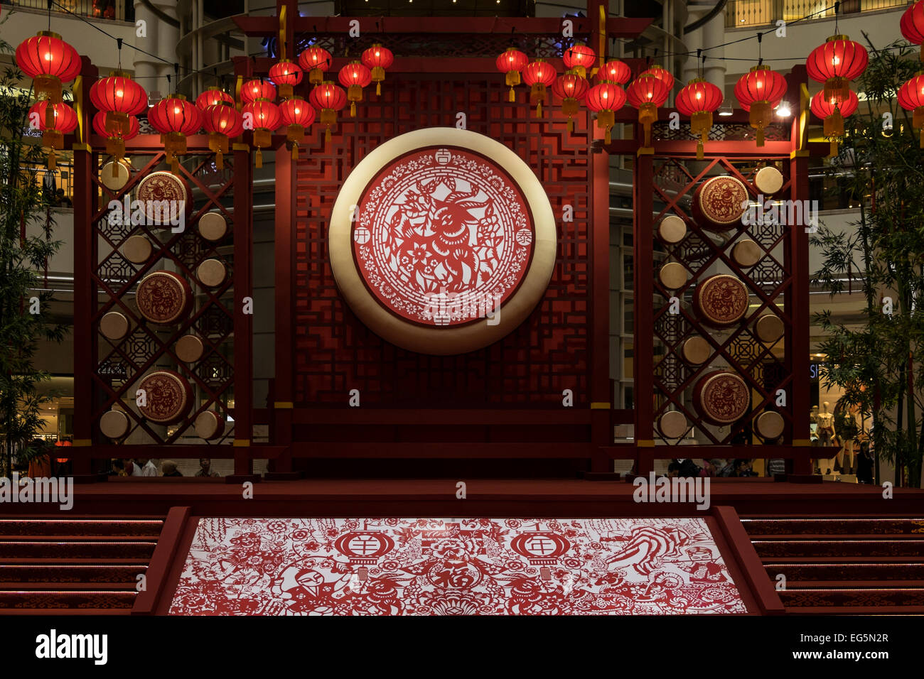Lanternes rouges et autres décorations dans un centre commercial pour célébrer la nouvelle année chinoise de la chèvre, Kuala Lumpur, Malaisie. Banque D'Images