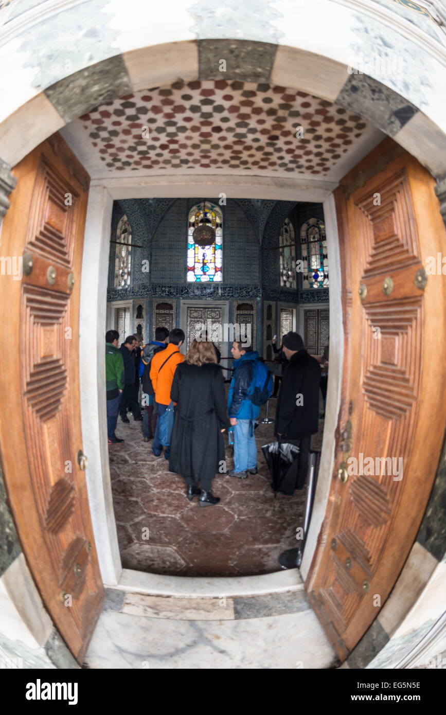 Le pavillon de Bagdad (ou Bagdad Kiosque) a été construit pour commémorer la campagne de Bagdad du sultan Murad IV après 1638. Avec ses tuiles datant du 17ème siècle, nacre, écaille de placard et fenêtre décorée de panneaux, ce pavillon est un des derniers exemples de l'architecture des palais classique. Depuis le milieu du 18e siècle, le bâtiment a été utilisé comme la Bibliothèque du Sénat. Sur une péninsule surplombant le détroit du Bosphore et de la Corne d'or, le palais de Topkapi était la résidence principale des sultans ottomans pendant environ 400 ans (1465-1856) de leurs 624 ans Banque D'Images