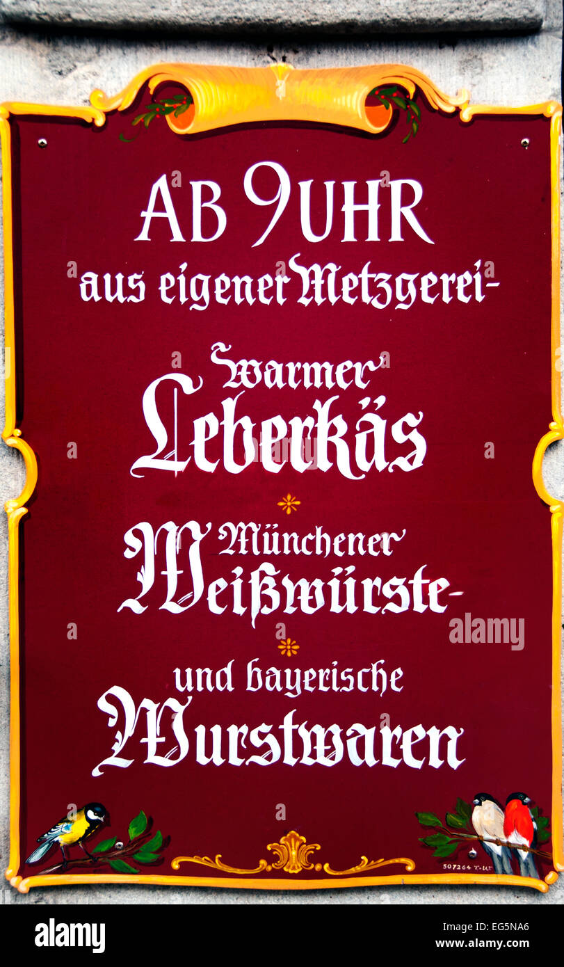 Metzgerei- affichage de vitrine ( Boucherie Charcuterie fromage foie billboard ) Munich Viktualienmarkt Allemand Allemagne Banque D'Images