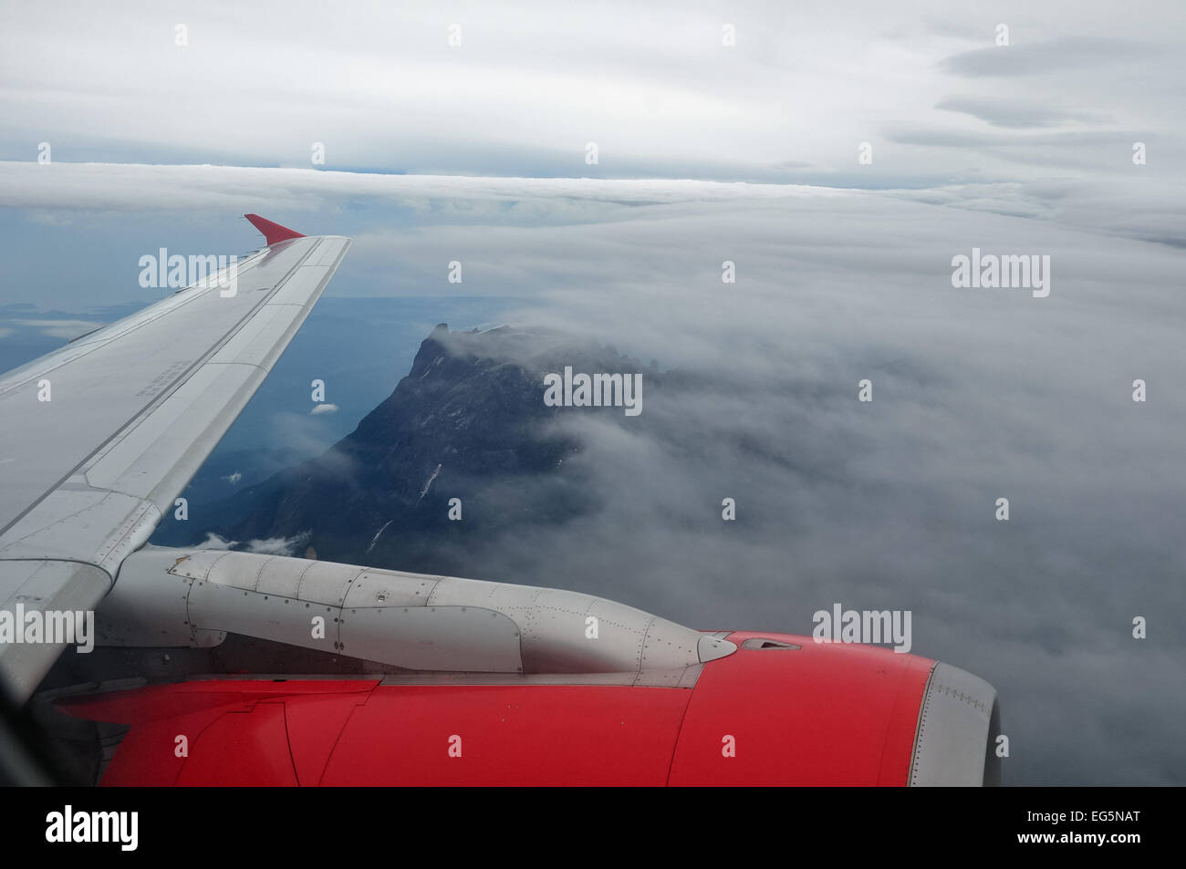 Le Mont Kinabalu, Sabah, Malaisie Orientale, Bornéo - comme vu d'avion Banque D'Images