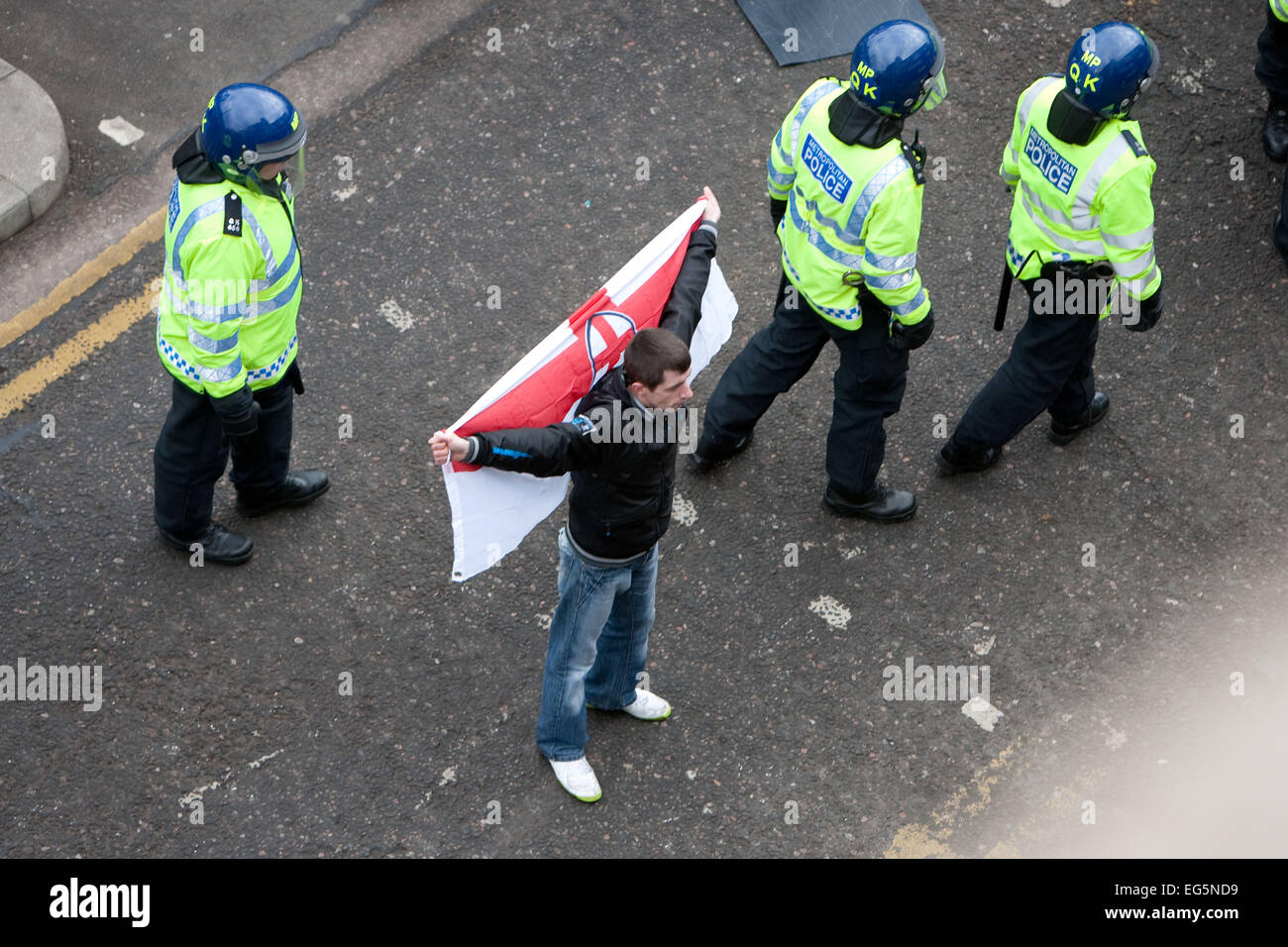 Une Ligue de défense anglaise (EDL) Manifestation à Londres, en Angleterre. Les membres de l'EDL a tenu une manifestation statique dans la lecture Banque D'Images