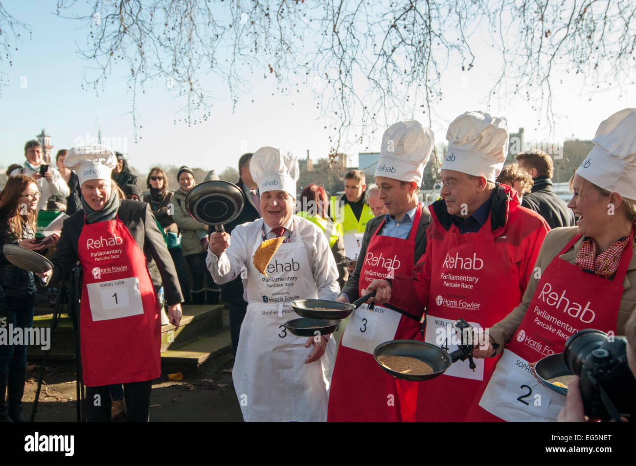 Londres, Royaume-Uni. 17 Février, 2015. Les députés, les Lords et les membres de la Tribune de la presse parlementaire prendre part à l'Assemblée Parlementaire, la charité en course de crêpes Victoria Tower Gardens, près des chambres du Parlement sur Mardi Gras. Sur la photo : (de gauche à droite) Robbie Gibb, BBC, et tous les jours et le dimanche la politique, Stephen Pound, député de North Ealing, Sam Macrory, Dods, Communications parlementaires Nigel Nelson, dimanche, les gens, Sophie Crête. Crédit : Stephen Chung/Alamy Live News Banque D'Images