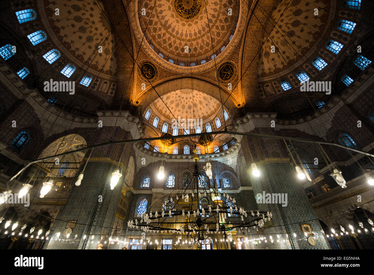 Yeni Camii New Mosquée Interior Dome Istanbul Turquie // ISTANBUL, Turquie — le plafond orné de plusieurs dômes à l'intérieur de la Yeni Camii (également connue sous le nom de Nouvelle Mosquée) présente le summum de la décoration architecturale ottomane du XVIIe siècle. L'intérieur de la mosquée présente une disposition pyramidale de 66 dômes et demi-dômes couronnés par un dôme central de 17,5 mètres de diamètre, créant une hiérarchie architecturale harmonieuse caractéristique du design ottoman classique. La construction de la mosquée a duré 66 ans de 1597 à 1663, initialement commandée par validé Sultan Safiye Sultan et achevée sous Vali Banque D'Images