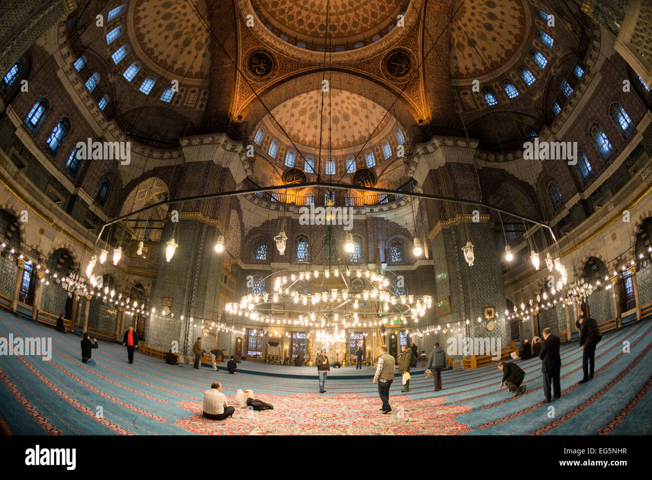 Yeni Camii New Mosquée Interior Dome Istanbul // ISTANBUL, Turquie — le plafond orné de plusieurs dômes à l'intérieur de la Yeni Camii (également connue sous le nom de Nouvelle Mosquée) présente le summum de la décoration architecturale ottomane du XVIIe siècle. L'intérieur de la mosquée présente une disposition pyramidale de 66 dômes et demi-dômes couronnés par un dôme central de 17,5 mètres de diamètre, créant une hiérarchie architecturale harmonieuse caractéristique du design ottoman classique. La construction de la mosquée a duré 66 ans de 1597 à 1663, initialement commandée par validé Sultan Safiye Sultan et achevée sous validé sult Banque D'Images