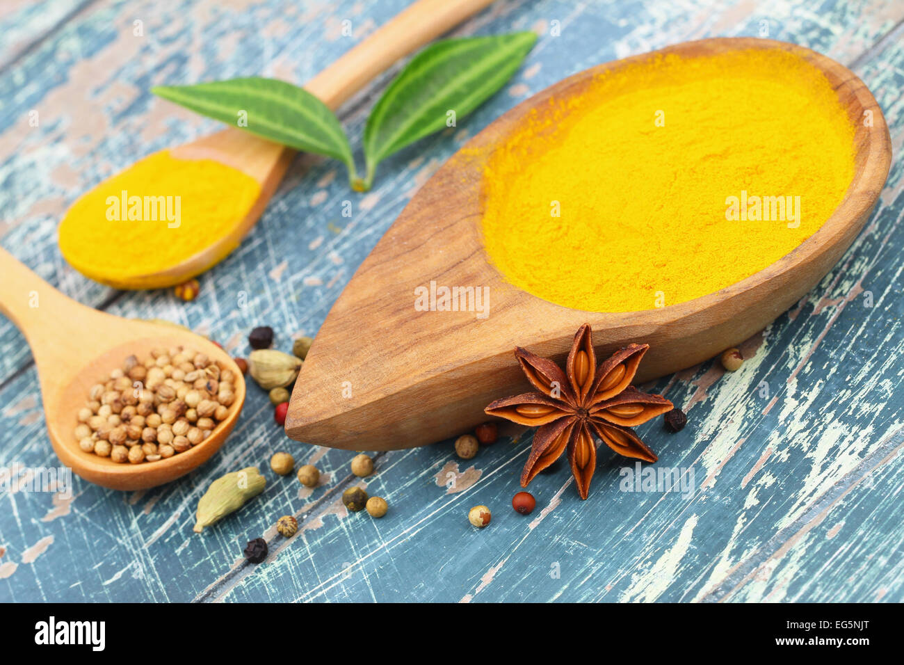 La poudre de curcuma, anis étoilé, cardamome et les graines de coriandre Banque D'Images