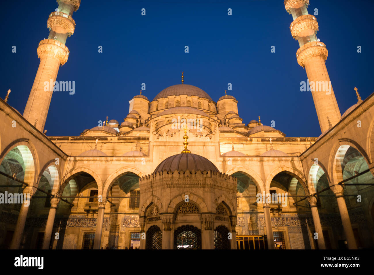 ISTANBUL, Turquie / Türkiye — la cour de la nouvelle mosquée (Yeni Cami) à Istanbul. Située dans le quartier animé d'Eminonu à Istanbul, à l'extrémité sud du pont de Galata, la Nouvelle Mosquée (ou Yeni Cami) date d'environ 1665. Sa grande salle de prière est décorée dans le style impérial ottoman distinctif. Banque D'Images