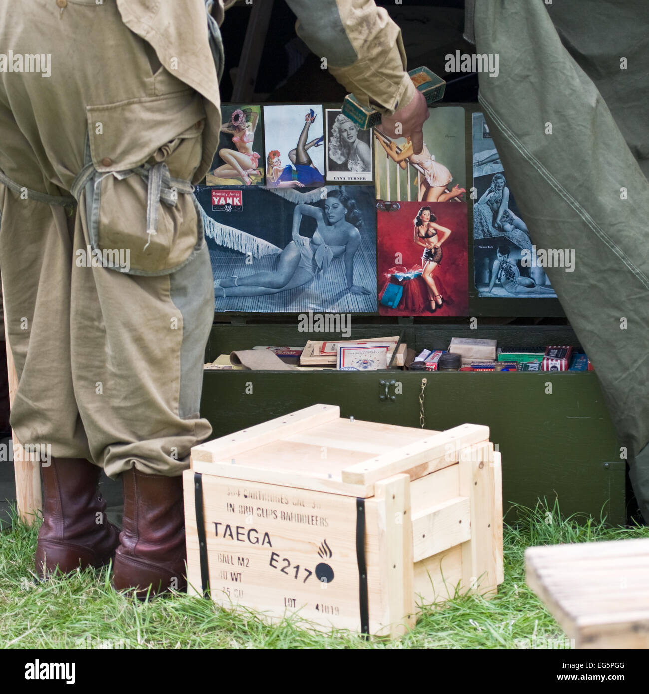 Aperçu de l'intérieur d'un WW2 SIG Américain footlocker en bois montrant pin-ups Banque D'Images