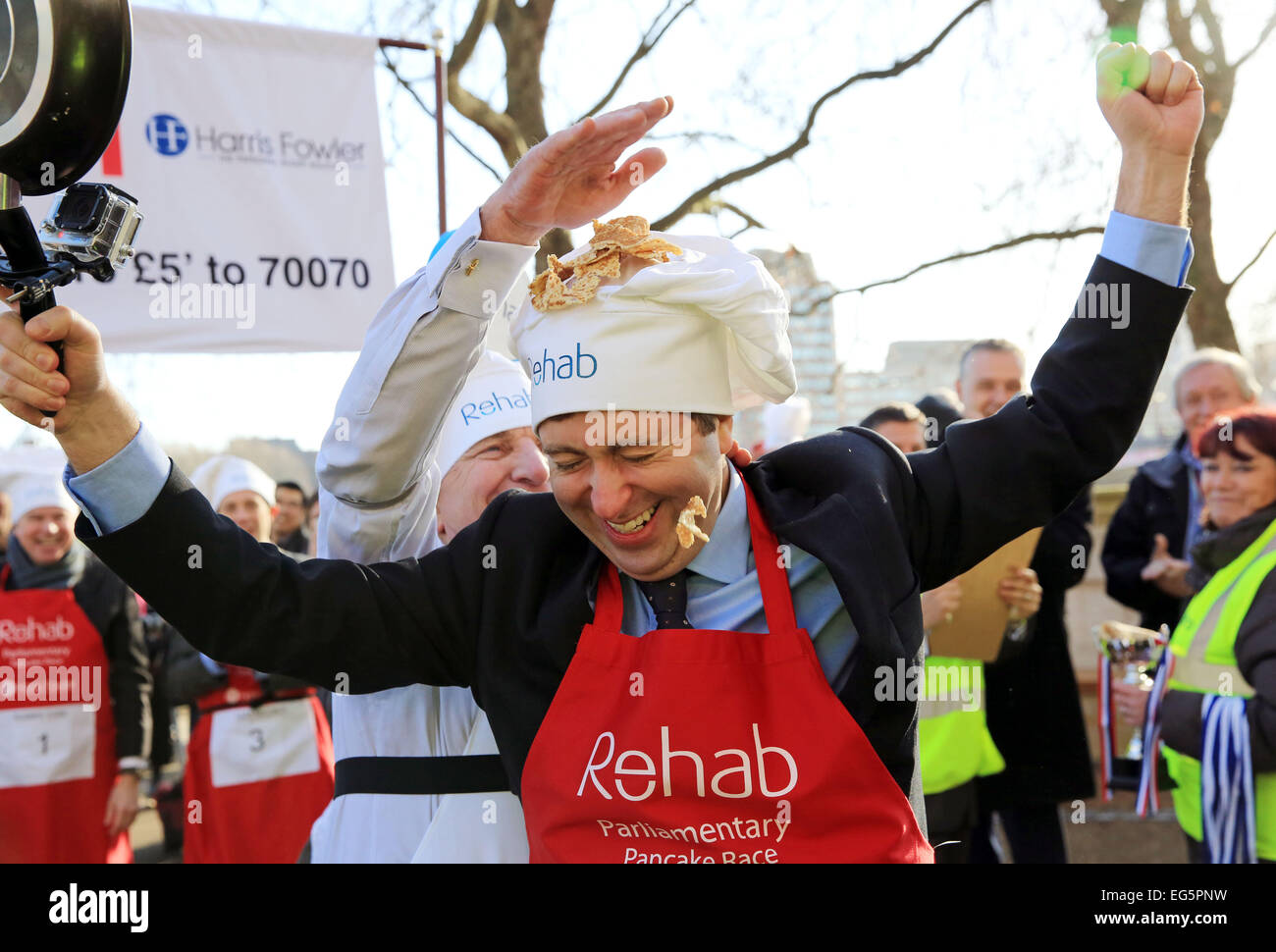 Londres, Royaume-Uni. 17 Février, 2015. Palmes le plus rapide d'entre eux tous les scoops Médias - Victoire sur le Parlement en Rehab Crêpes parlementaire Showdown Course Ben Wright, BBC News en photo après avoir franchi la ligne d'arrivée pour gagner la course de crêpes parlementaire Rehab 2015. Il est attaqué par Stephen Pound MP. La course est parrainée par Harris Fowler, la blessure procureurs. Credit : Oliver Dixon/Alamy Live News Banque D'Images