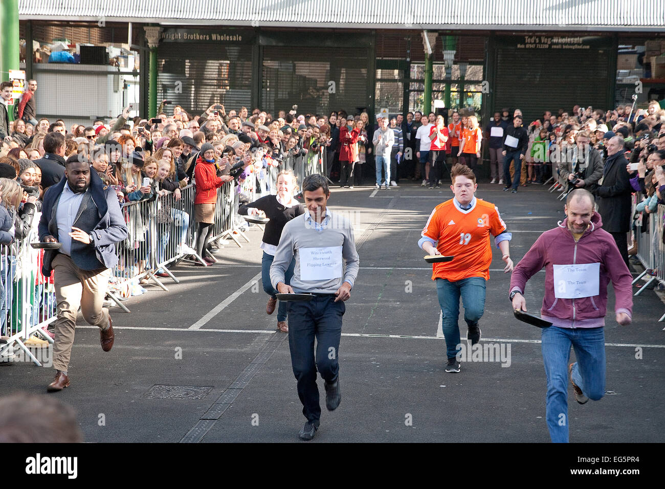 Cinq coureurs à la fois pris part au mieux la charité annuelle Bankside Pancake Day Course à Borough Market Banque D'Images