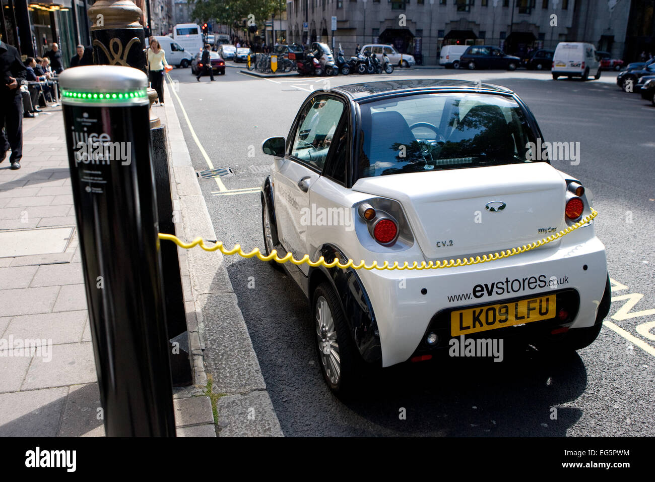 Une bouilloire powered mini voiture garée dans une baie de chargement de la batterie dans le centre de Londres, Angleterre Banque D'Images