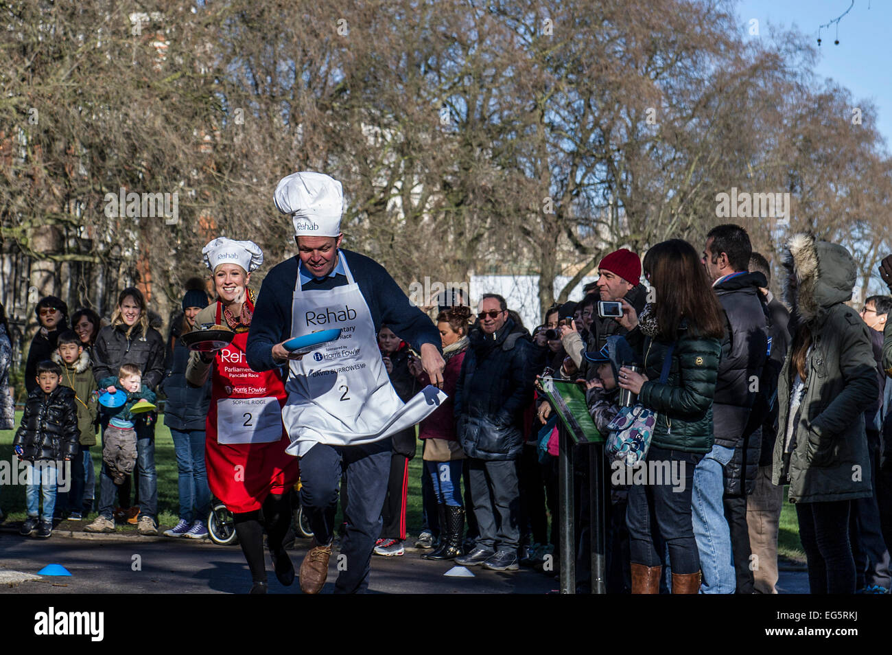 Londres, Royaume-Uni. 17 Février, 2015. "Le Parlement Tossers' prendre sur le support dans la course de crêpes parlementaire Rehab. Le concours annuel est parrainé par Harris Fowler, la blessure Procureurs et dispose de seigneurs, les députés et les membres du corps de presse parlementaire s'affrontent pour la course magnifique gobelet en étain. © Gordon 1928/Alamy Live News Banque D'Images