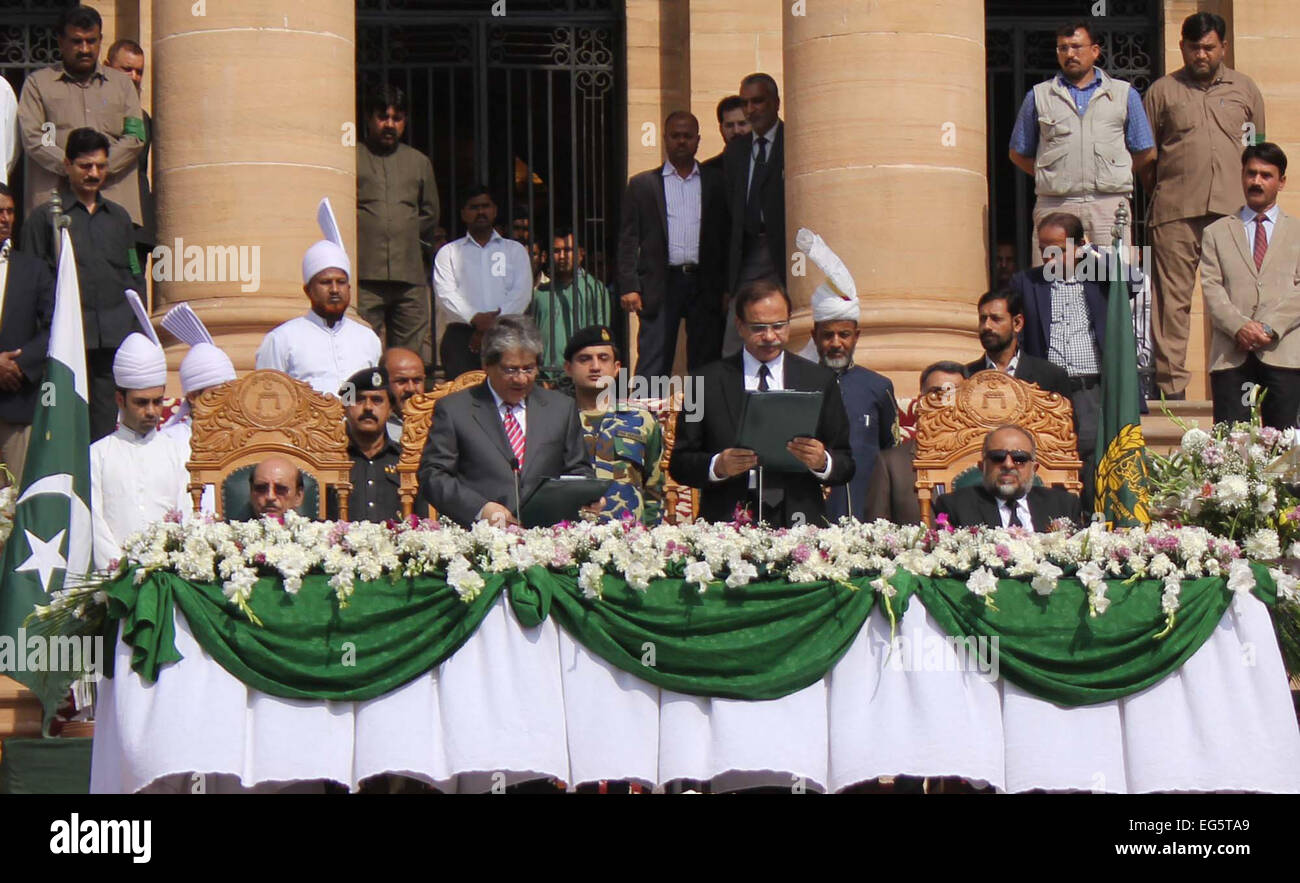 Gouverneur du Sind, M. Ishrat-ul-Ebad Khan serment de la Justice Arabe Faisal à titre de juge en chef de la Haute Cour du Sind, lors de la cérémonie tenue au SHC à Karachi le mardi 17 février 2015. Parler aux médias après la prise de serment, la justice a déclaré que les juges étaient arabes impératif de justice et que les juges corrompus dans le district et les cours de la session ont porté un mauvais nom pour pouvoir judiciaire qui ne serait pas toléré. Il a informé que 220 places dans les tribunaux de district et session et 10 en SHC étaient vacants. Il a dit s'assurer de l'ordre public n'est pas l'appareil judiciaire . Banque D'Images