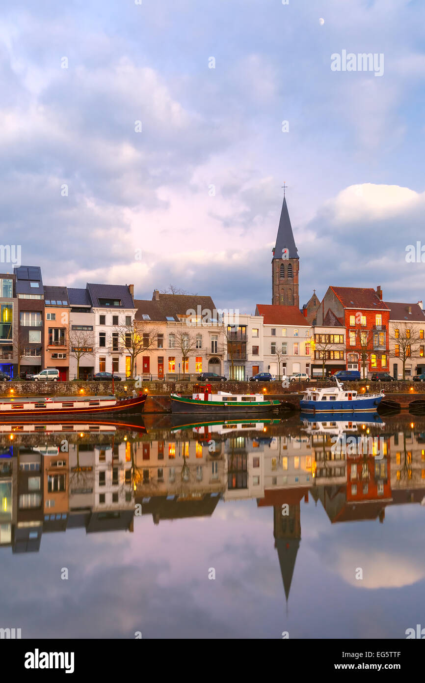 Quai de la rivière Lys à Gand ville au coucher du soleil, Belgique Banque D'Images