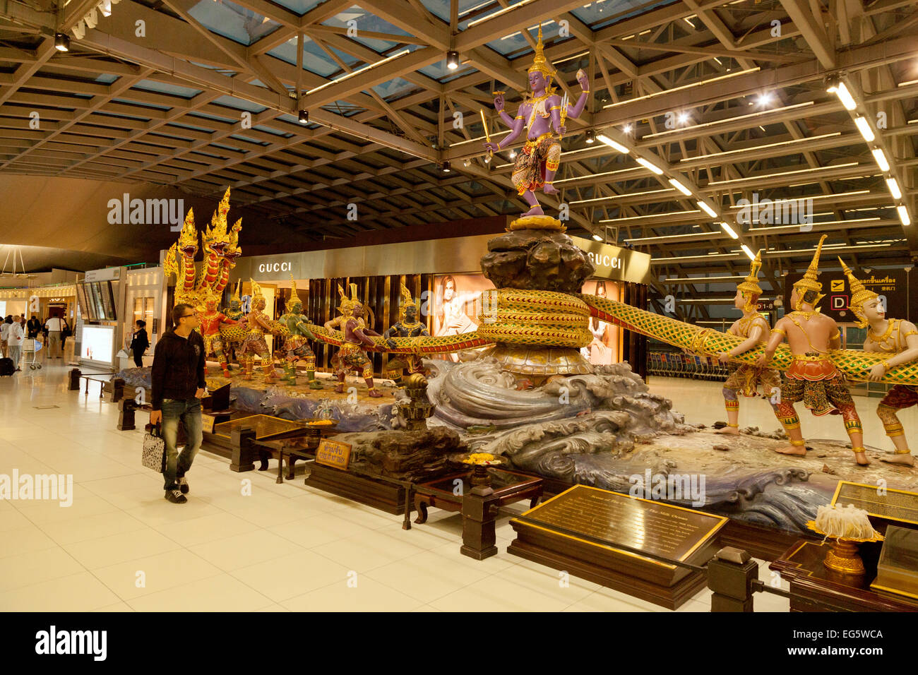 Scène qui se déroule dans l'aéroport de Suvarnabhumi, ou de l'Aéroport International de Bangkok, Bangkok, Thaïlande, Asie Banque D'Images