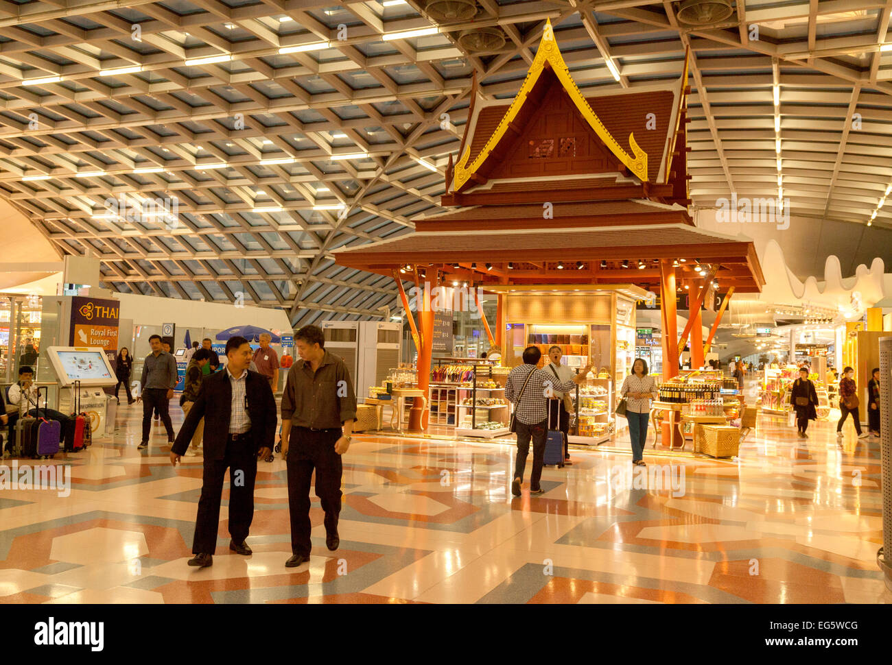 Scène qui se déroule dans l'aéroport de Suvarnabhumi, ou de l'Aéroport International de Bangkok, Bangkok, Thaïlande, Asie Banque D'Images
