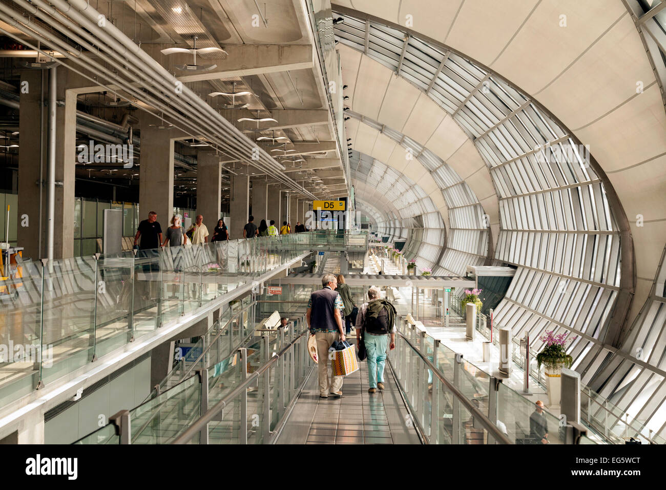 Les passagers dans le terminal, l'aéroport de Suvarnabhumi Airport Bangkok ( ), la Thaïlande Asie Banque D'Images