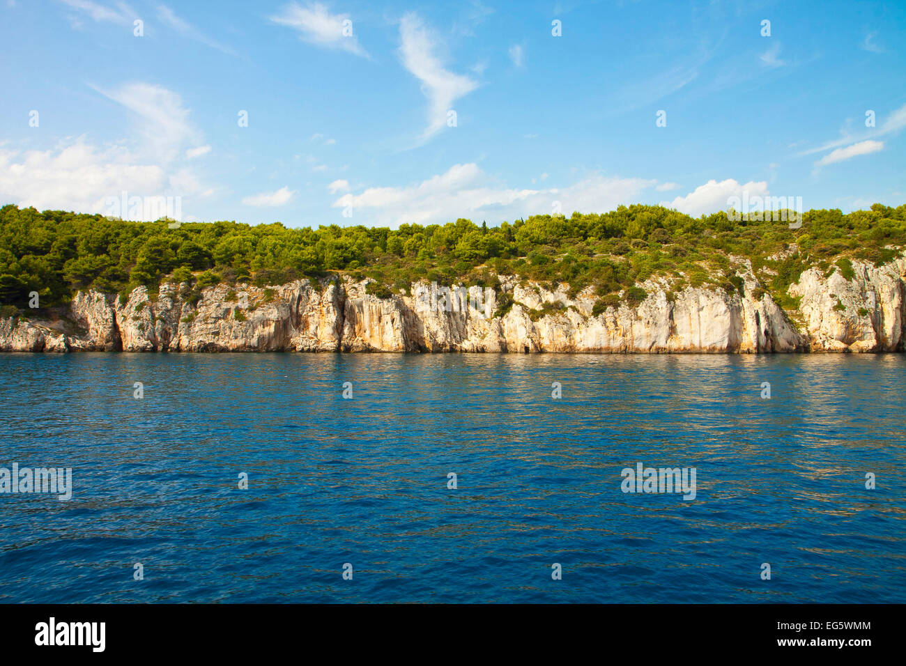 La Croatie,la mer côte de l'île de Ciovo présente un profil très élevé de roches. Banque D'Images