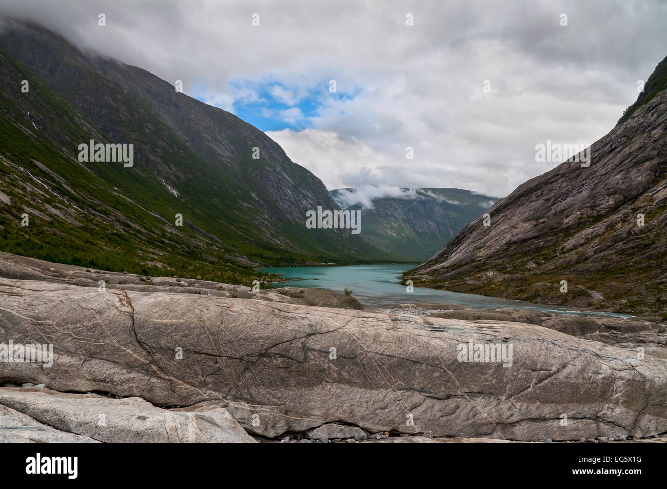 Paysage de montagne avec fleuve glaciaire en Norvège - le Parc National de Jostedalsbreen en Briksdalen valley Banque D'Images