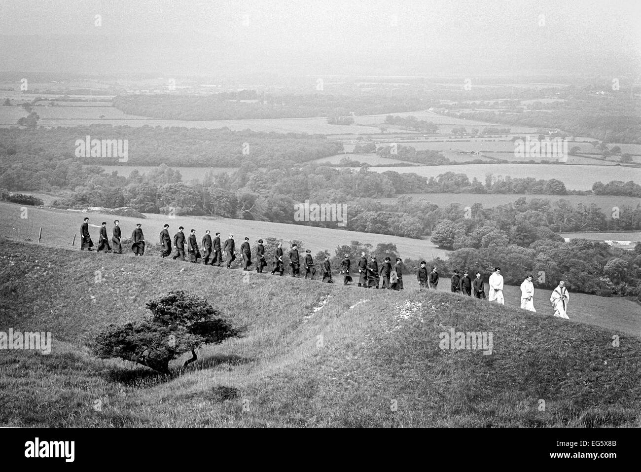 Les élèves de collège de faire respecter un rempart 400 ans de tradition, tenant un service sur haut de Wolstonbury Hill le jour de l'Ascension Banque D'Images