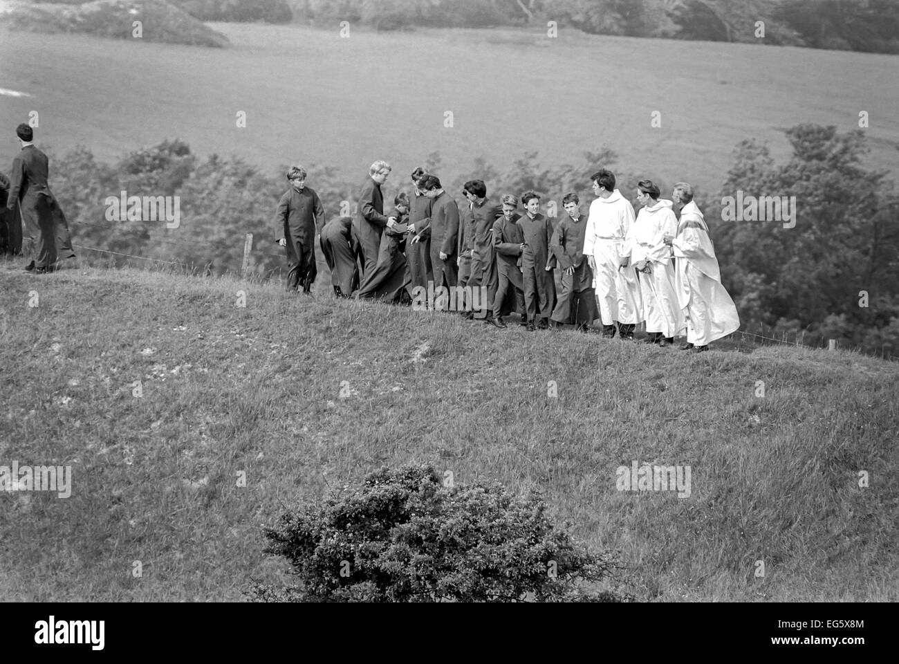 Les élèves de collège de faire respecter un rempart 400 ans de tradition, tenant un service sur haut de Wolstonbury Hill le jour de l'Ascension Banque D'Images