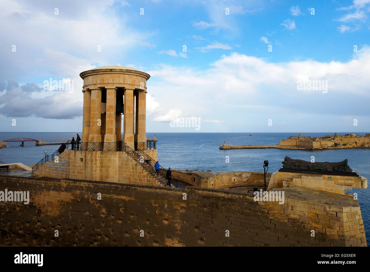Le siège bell monument, un monument commémoratif de la Seconde Guerre mondiale dans la partie supérieure du site jardins Barakka - La Valette, Malte Banque D'Images