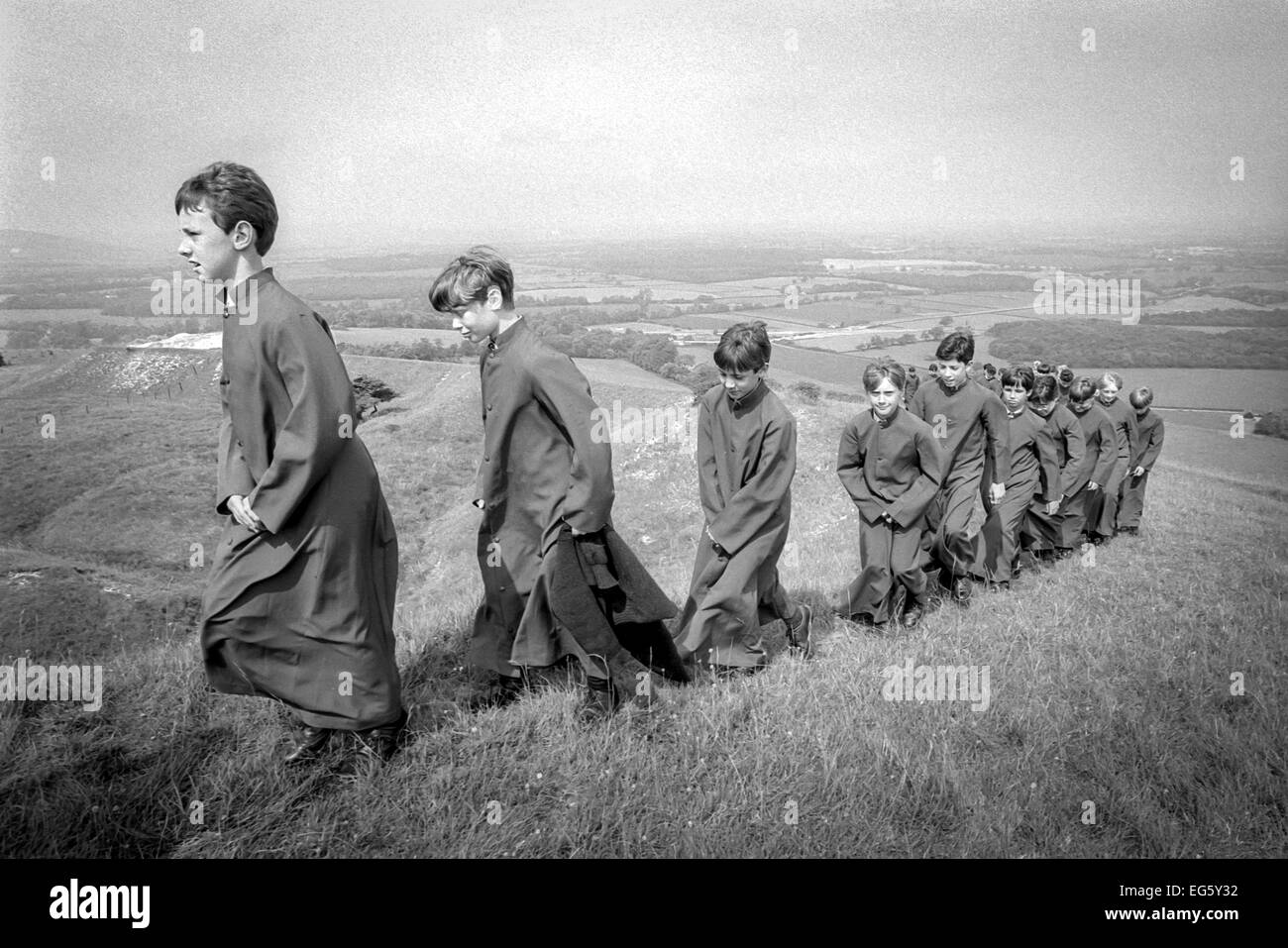 Les élèves de collège de faire respecter un rempart 400 ans de tradition, tenant un service sur haut de Wolstonbury Hill le jour de l'Ascension Banque D'Images