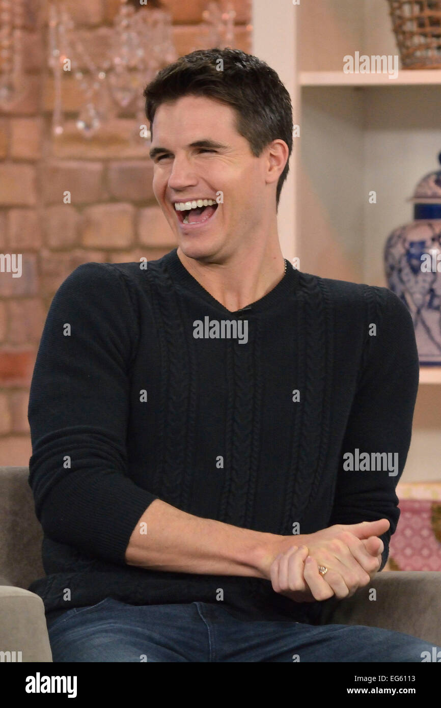 Toronto, Canada. 17 février 2015. L'acteur canadien Robert Patrick 'Robbie Amell' apparaît à l'émission de télévision canadienne Marilyn Denis Show durant sa tournée de promotion du film LE DUFF. Credit : EXImages/Alamy Live News Banque D'Images