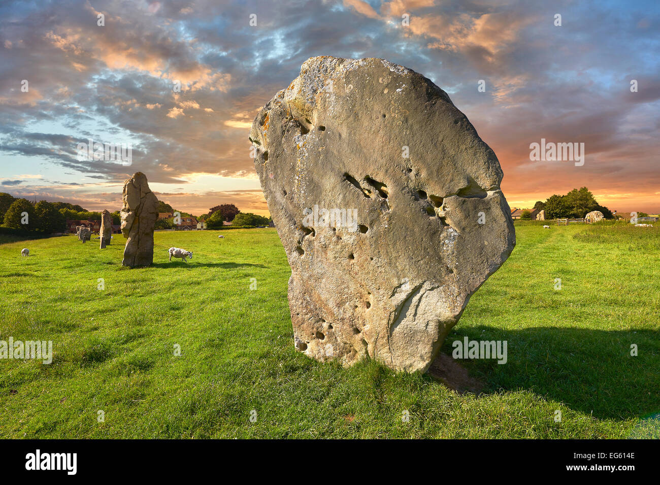 Avebury Stone Circle permanent néolithique, la plus grande de l'Angleterre au coucher du soleil, Site du patrimoine mondial de l'UNESCO, Wiltshire, Angleterre, Europe Banque D'Images