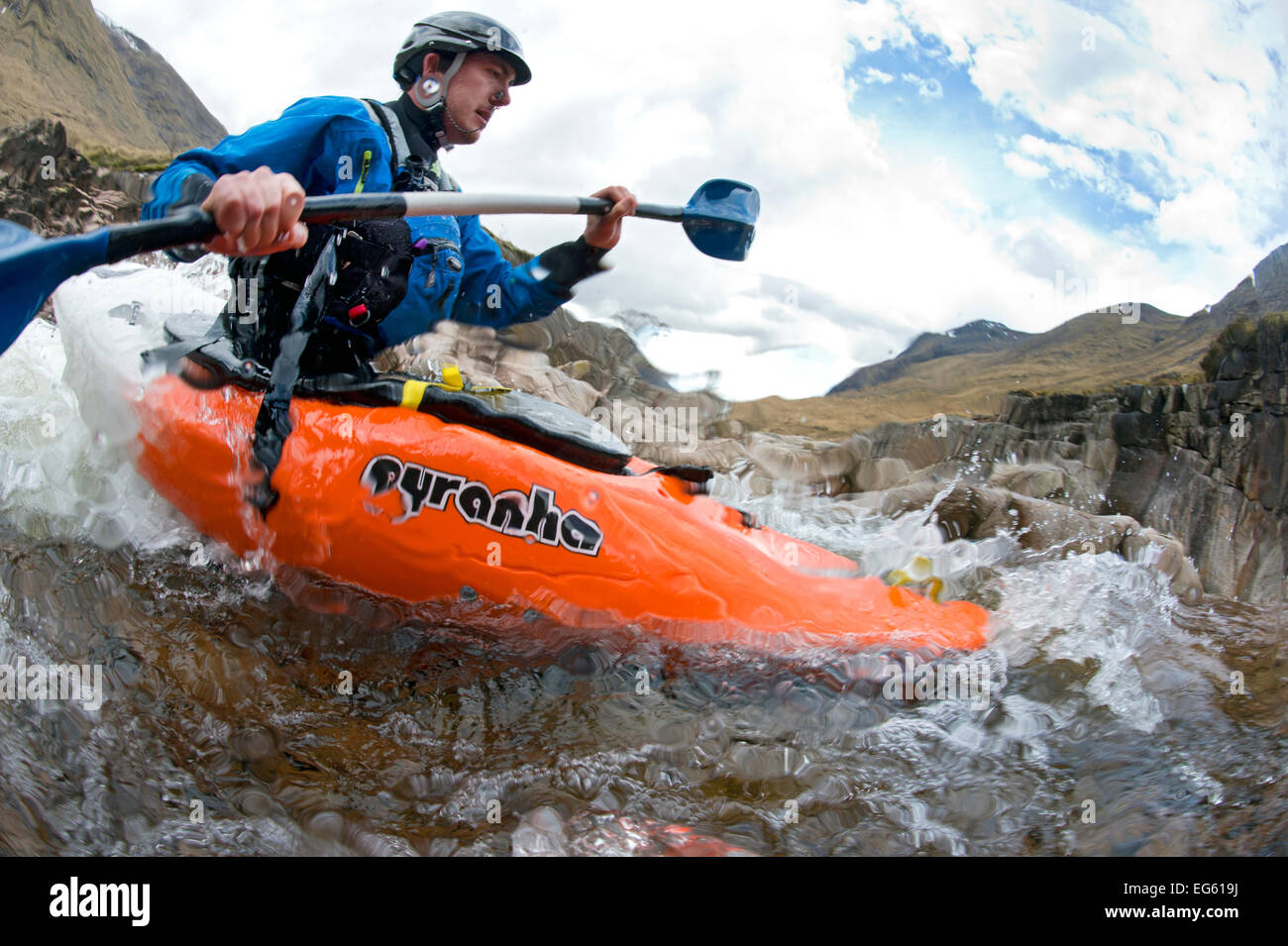 En kayak sur la rivière Etive, Highlands, Scotland, UK, avril 2012. Le saviez-vous ? Les écosystèmes d'eau douce ont une plus forte densité d'espèces que ce soit la terre ou la mer. Banque D'Images