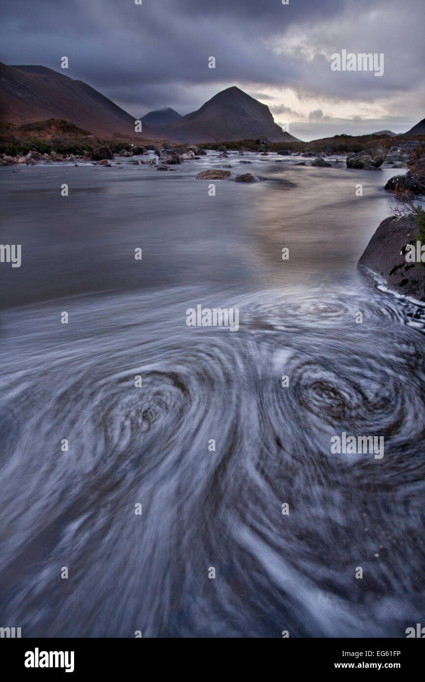 Tourbillons dans la rivière Sligachan avec Marsco en arrière-plan. Île de Skye, Écosse, Royaume-Uni, octobre 2011. Banque D'Images