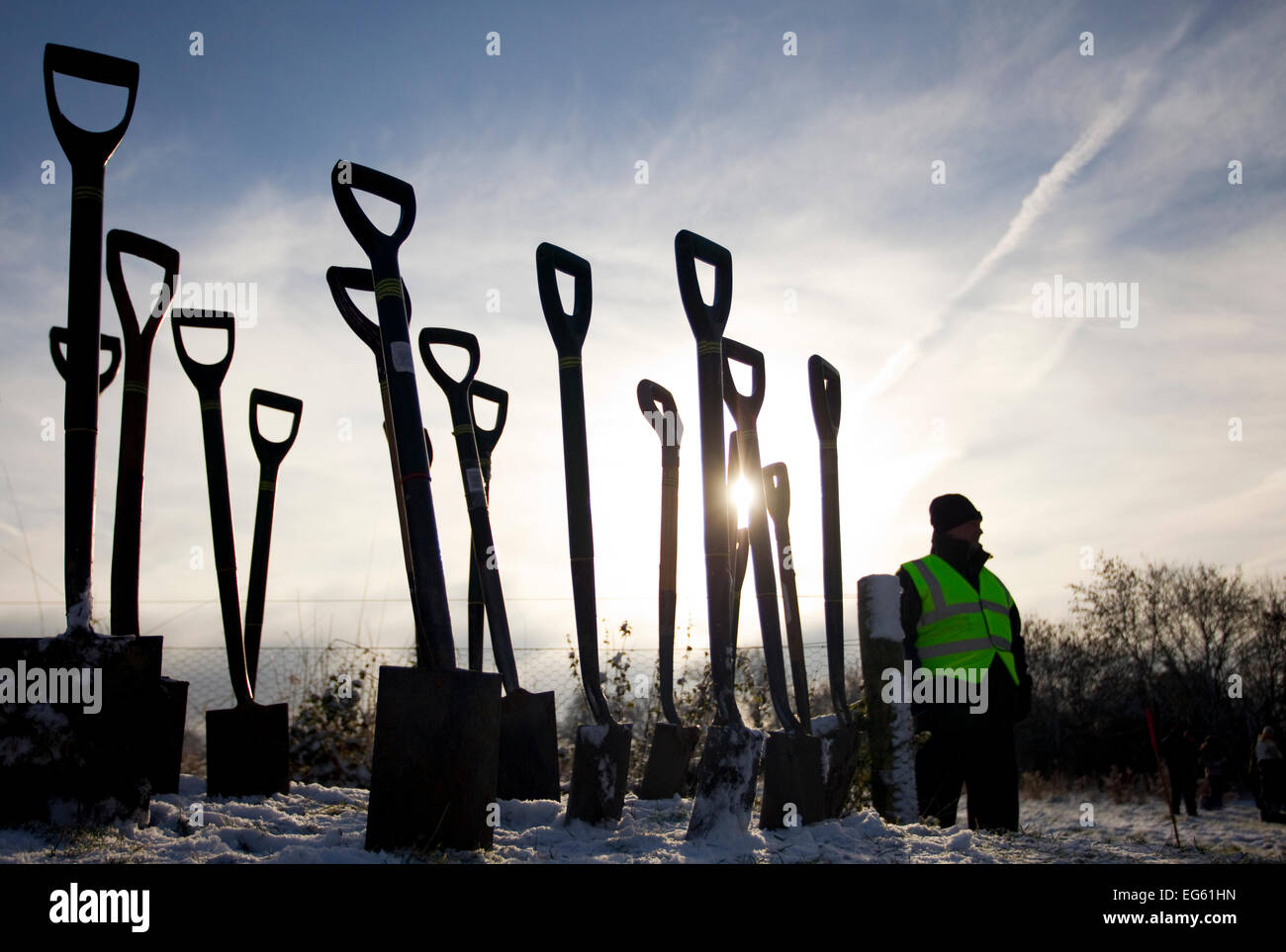 Homme debout à côté d'un groupe de pique fichée en terre, une partie de la journée de plantation forestière nationale, Moira, Derbyshire, Angleterre, Royaume-Uni, novembre 2010. Années 2020 Livre VISION Plaque. Le saviez-vous ? En 2013-2014, 149 hectares ont été ajoutés à la National Forest. Banque D'Images