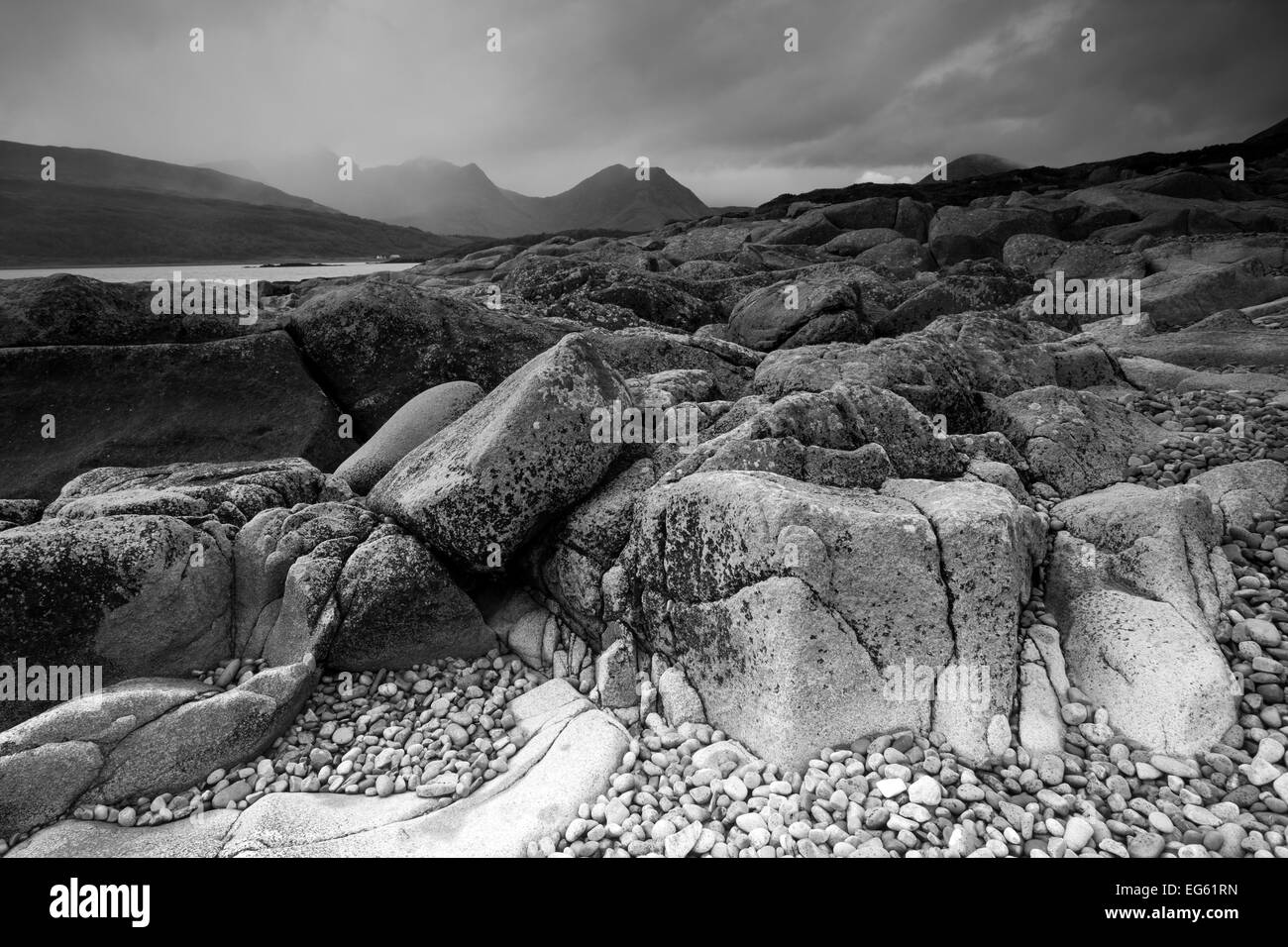 Vue paysage de Camus Exoton beach sur le Loch Slapin, regard vers l'Cuillin Hills, île de Skye, Hébrides intérieures, Écosse, Royaume-Uni, octobre 2012. Banque D'Images
