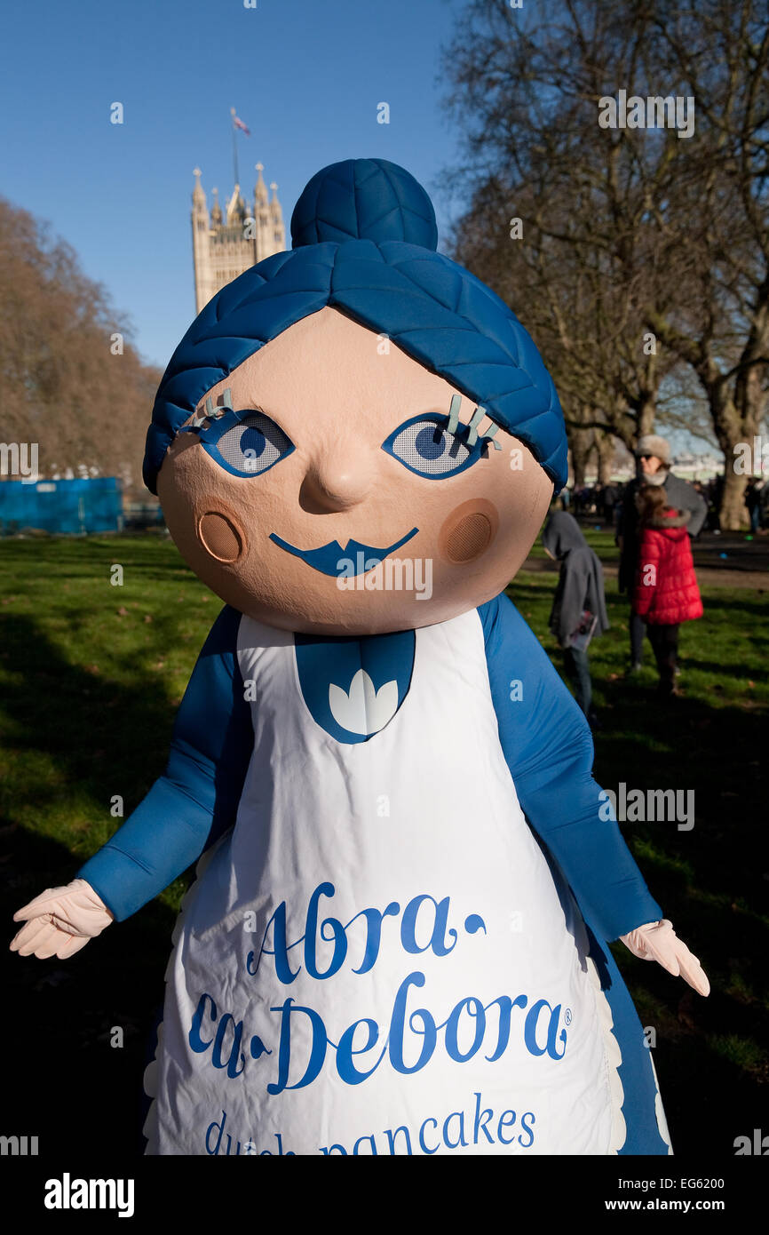 Les députés parlementaires,Pancake Race 2015. Banque D'Images