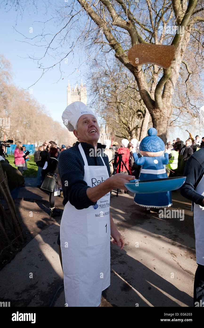 Les députés parlementaires,Pancake Race 2015. Banque D'Images