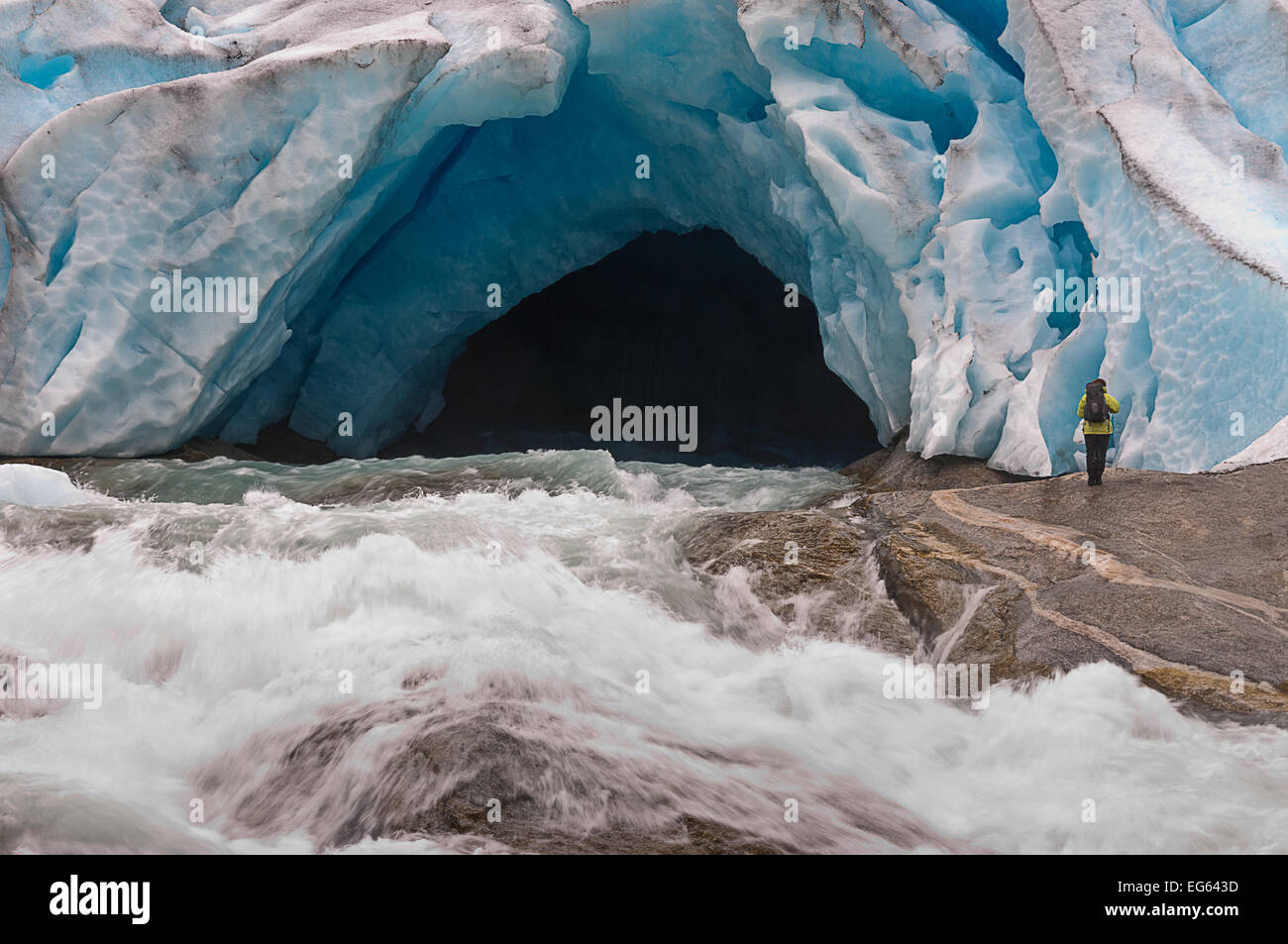 Dans une grotte de la fonte des glaciers et de la rivière glaciaire en Norvège - fondre à cause du réchauffement climatique. Trouble de l'eau longue exposition. Banque D'Images