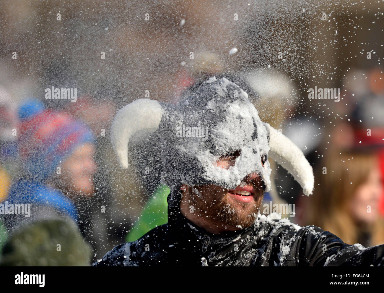 Washington, DC, USA. Feb 17, 2015. Les gens participent à une bataille de boules de neige du Meridian Hill Park à Washington, DC, États-Unis, le 17 février 2015. La capitale américaine a reçu 15 cm de neige pendant la nuit. Credit : Yin Bogu/Xinhua/Alamy Live News Banque D'Images