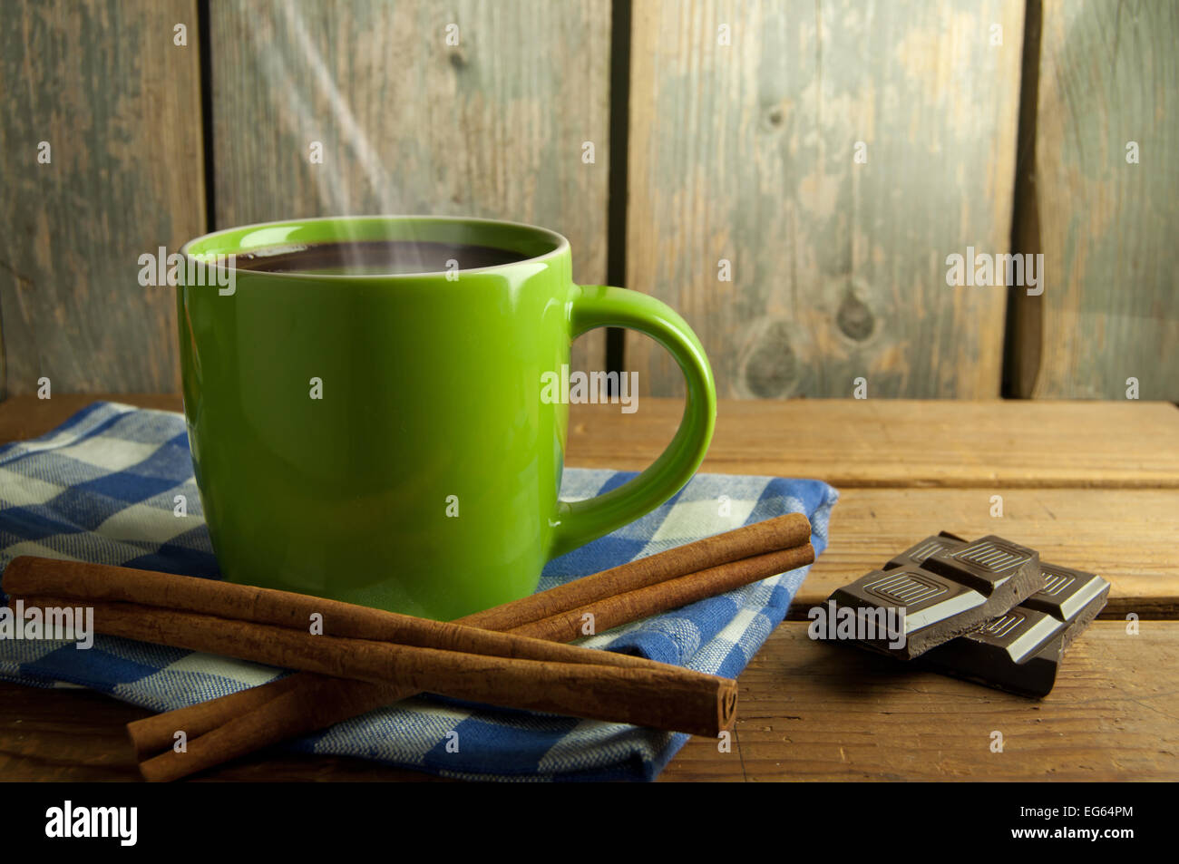 La cuisson à la vapeur dans une tasse de chocolat chaud Banque D'Images