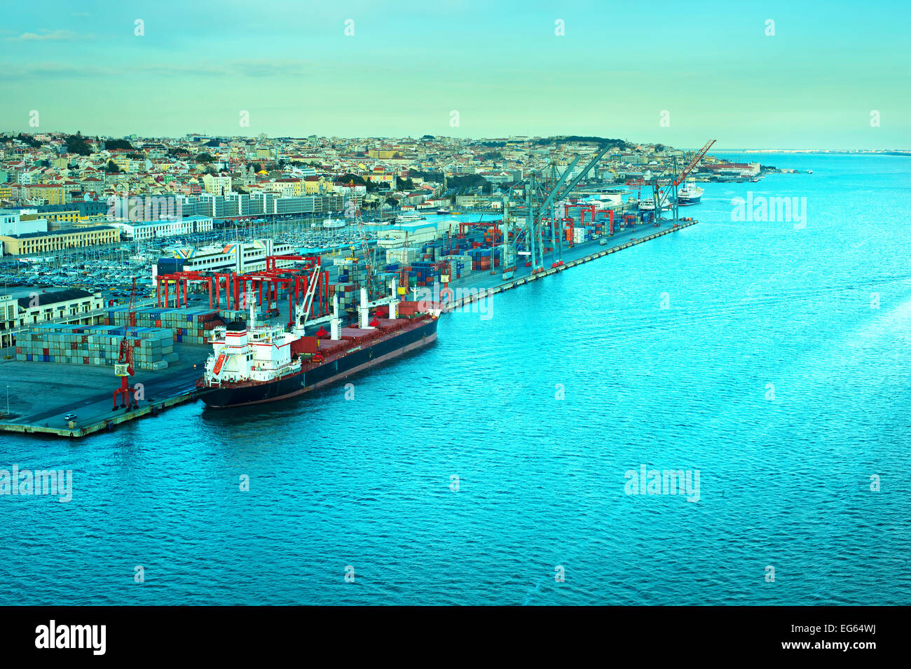Vue de dessus du port industriel de Lisbonne au coucher du soleil. Portugal Banque D'Images