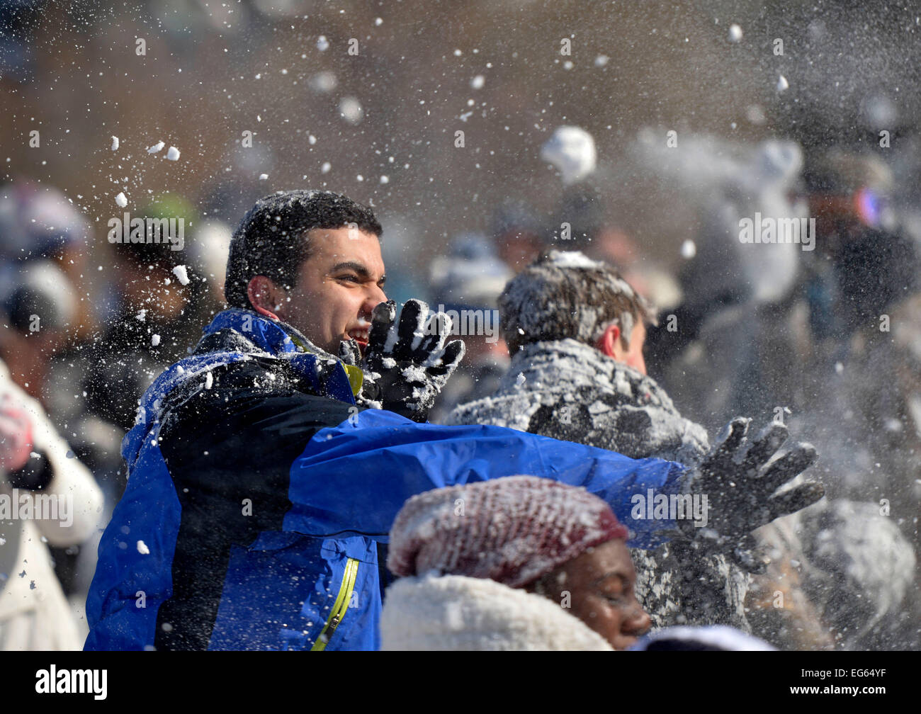 Washington, DC, USA. Feb 17, 2015. Les gens participent à une bataille de boules de neige du Meridian Hill Park à Washington, DC, États-Unis, le 17 février 2015. La capitale américaine a reçu 15 cm de neige pendant la nuit. Credit : Yin Bogu/Xinhua/Alamy Live News Banque D'Images