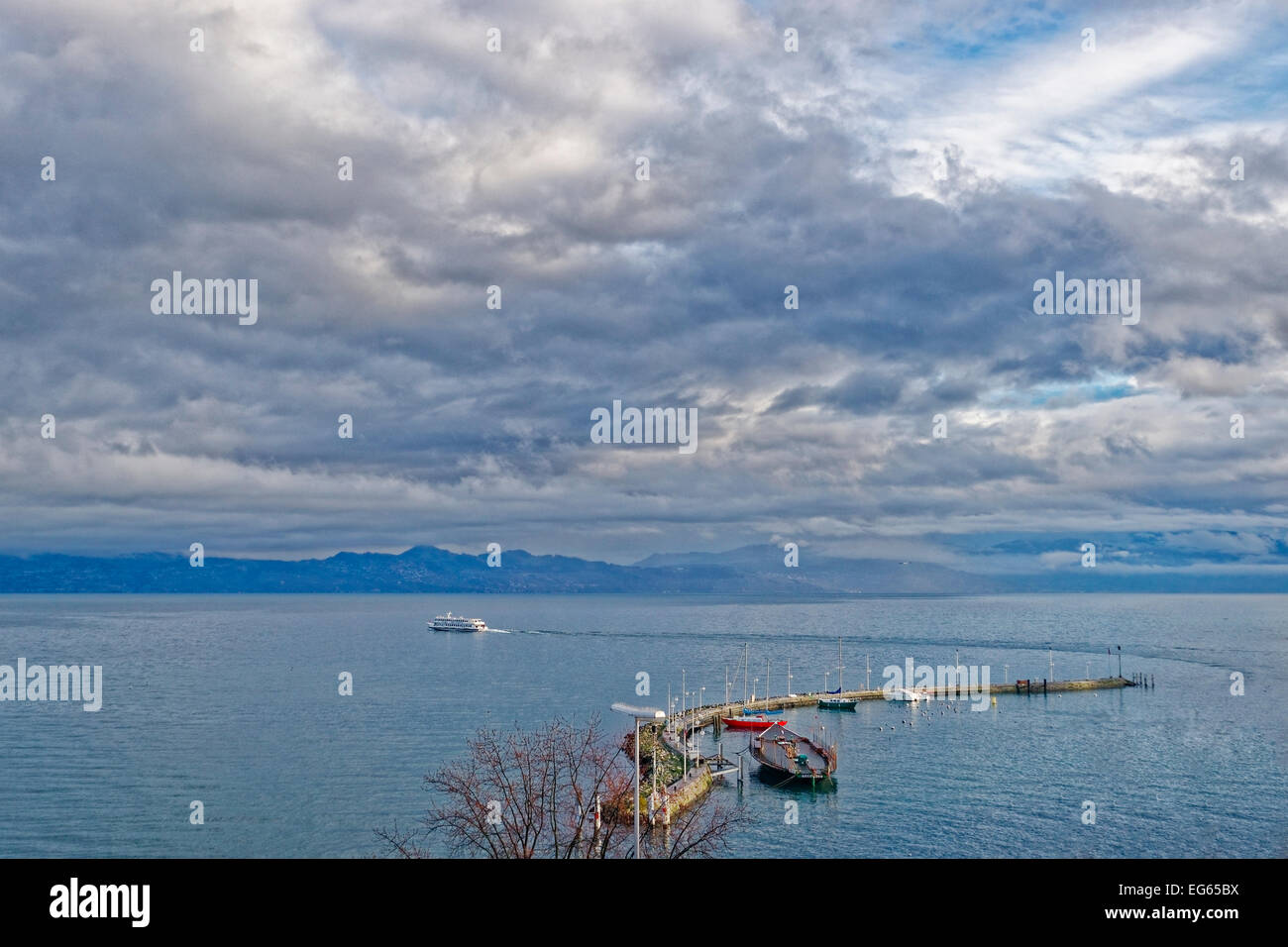 Vue sur le lac sur le Lac Léman à Evian-les-Bains en France en hiver Banque D'Images