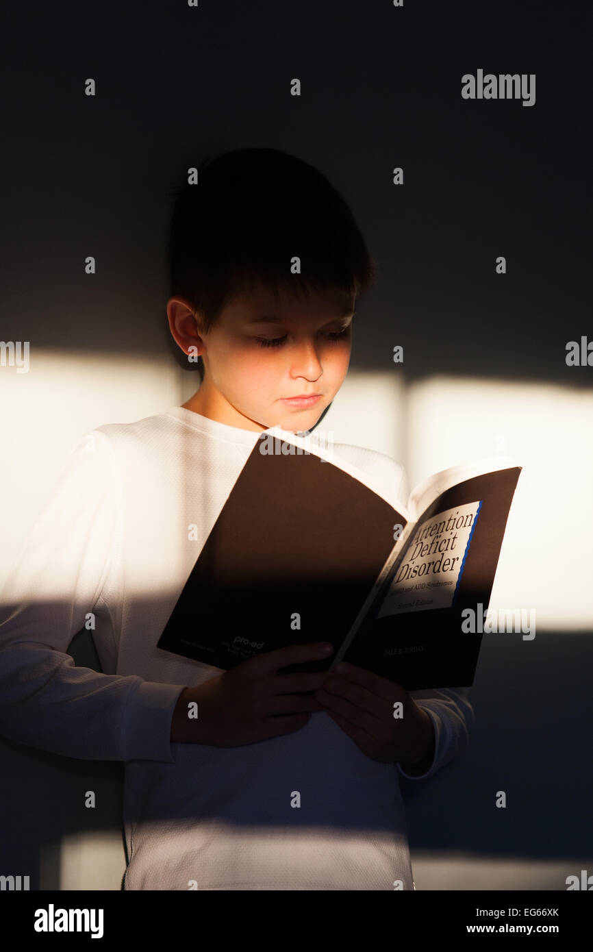 Boy reading a book Banque D'Images
