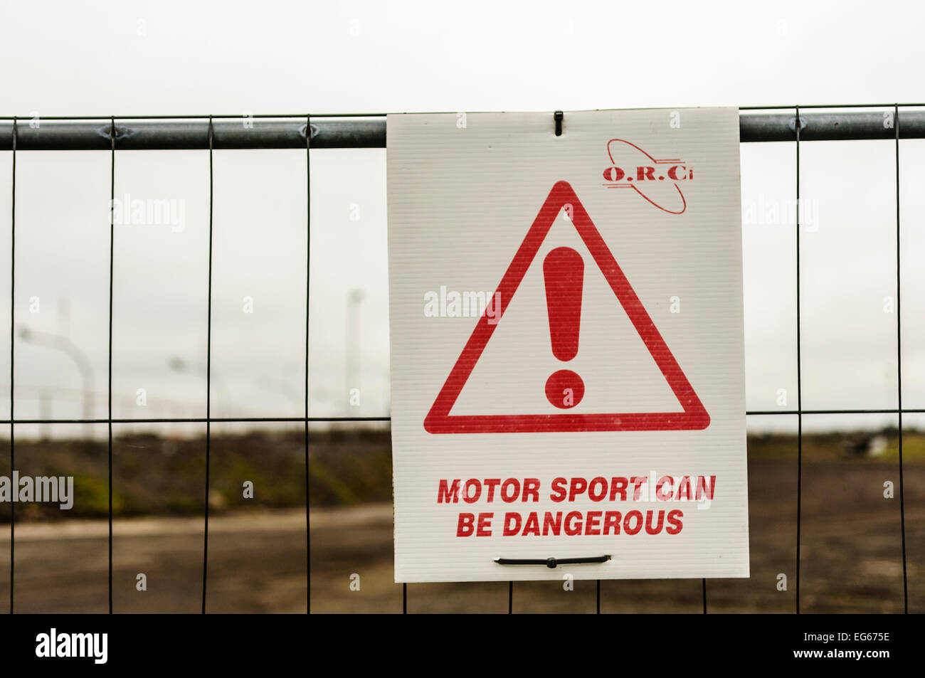 Inscrivez-vous à une piste de course pour aviser le public que le sport automobile peut être dangereux Banque D'Images