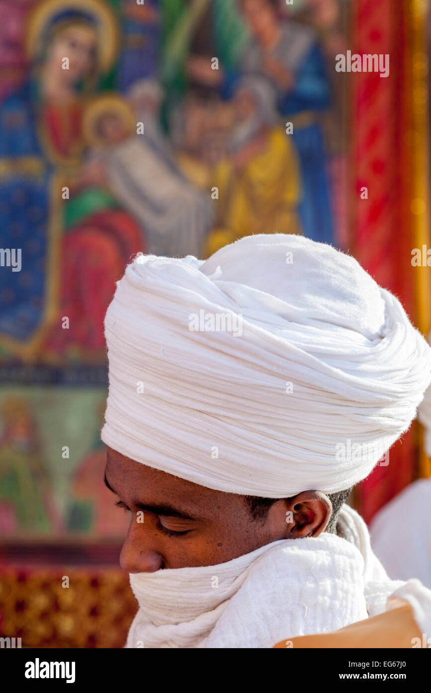 Prêtres et diacres de l'église prenant part à la fête de Noël à l'église de Maryam Beite, Lalibela, Éthiopie Banque D'Images