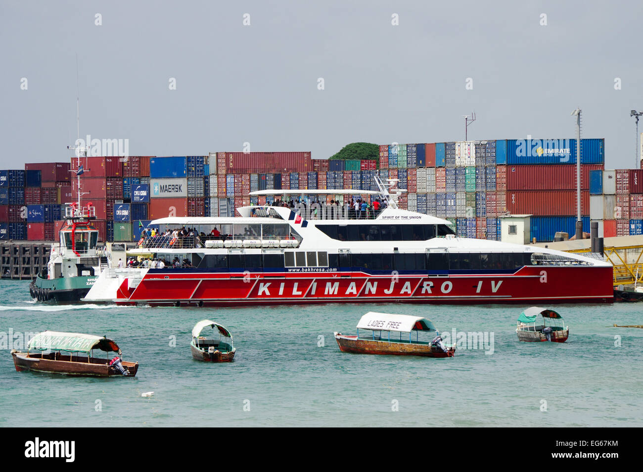 Fast Ferry à la partie continentale de la Tanzanie à Zanzibar Town Harbour Banque D'Images