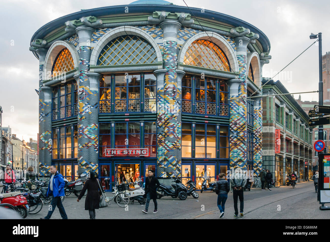 L'Arnaque magasin de vêtements colorés dans un sol carrelé bâtiment circulaire, Den Haag, La Haye. Banque D'Images